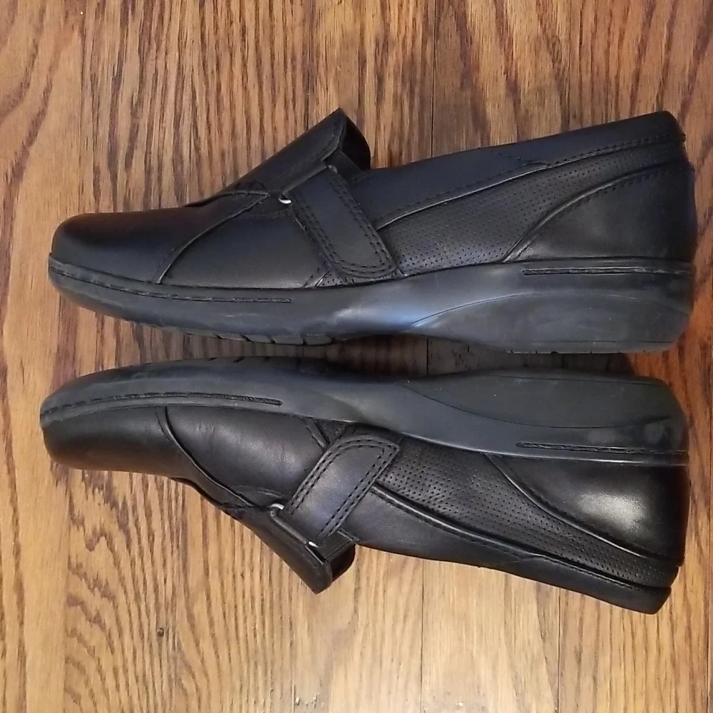 Clark's "Cushion Soft" slip-on shoes. - Picture 6 of 9